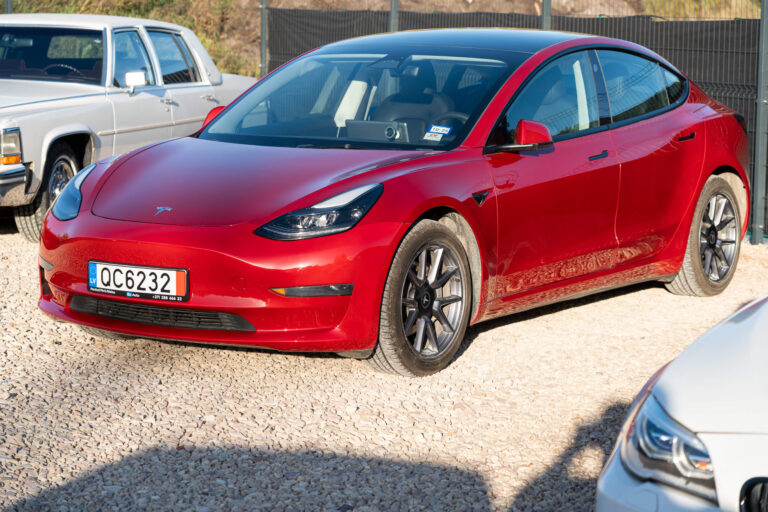 Tesla Model 3 Rwd, 2023. gads, Red Multi-Coat sarkanā krāsā