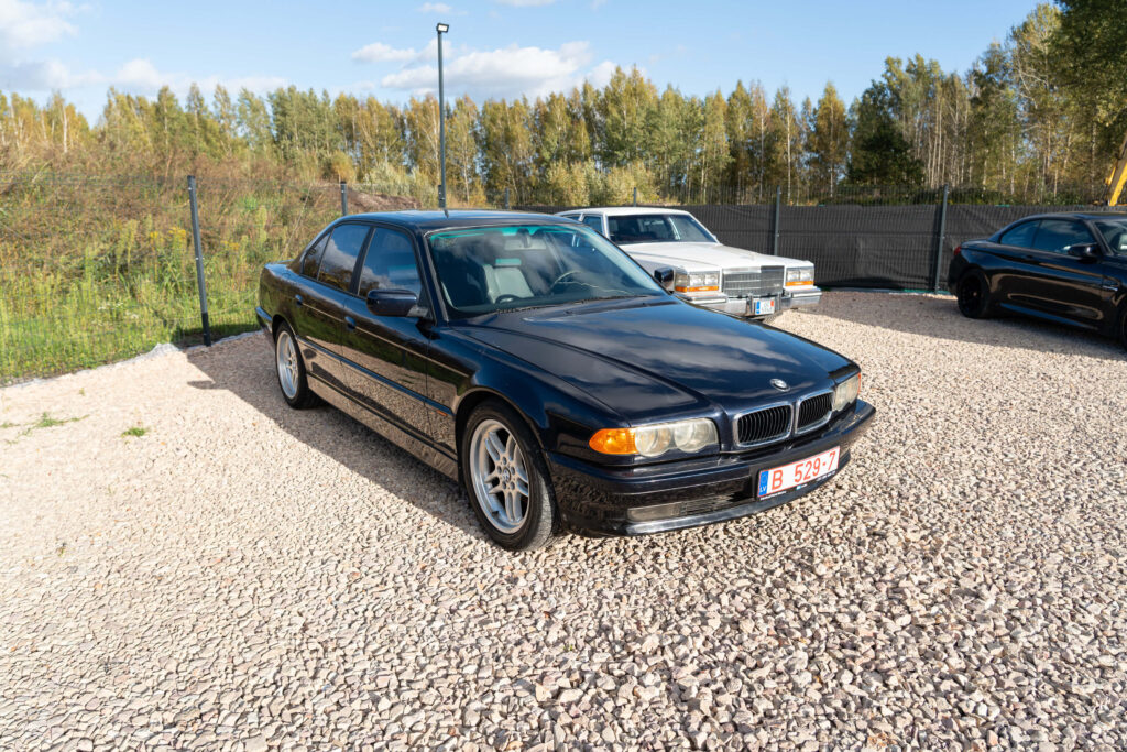 BMW E38 740i 1999 gada- Orient Blue krāsā