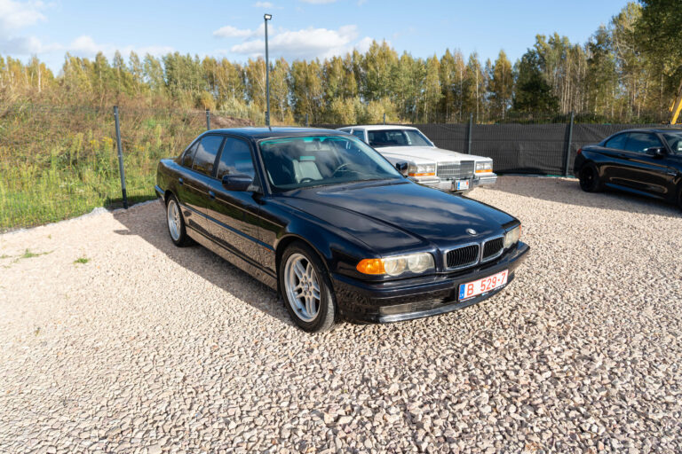 BMW E38 740i 1999 gada- Orient Blue krāsā